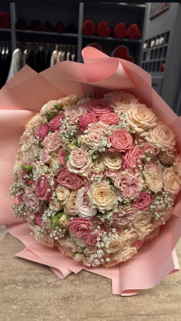 Cella et un bouquets de rose avec des fleurs rose et blanches avec des petite fleurs blanche de matière plastique. une composition de 300 fleurs