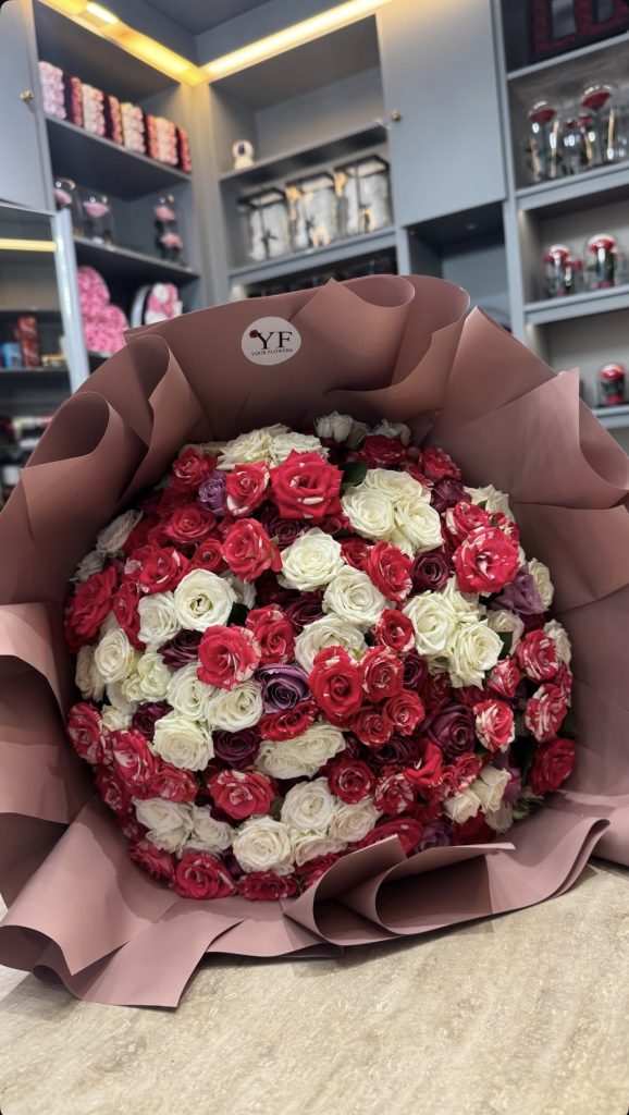 Bouquets de rose, composer de fleurs rouge et blanche une compostions florale de 500 rose