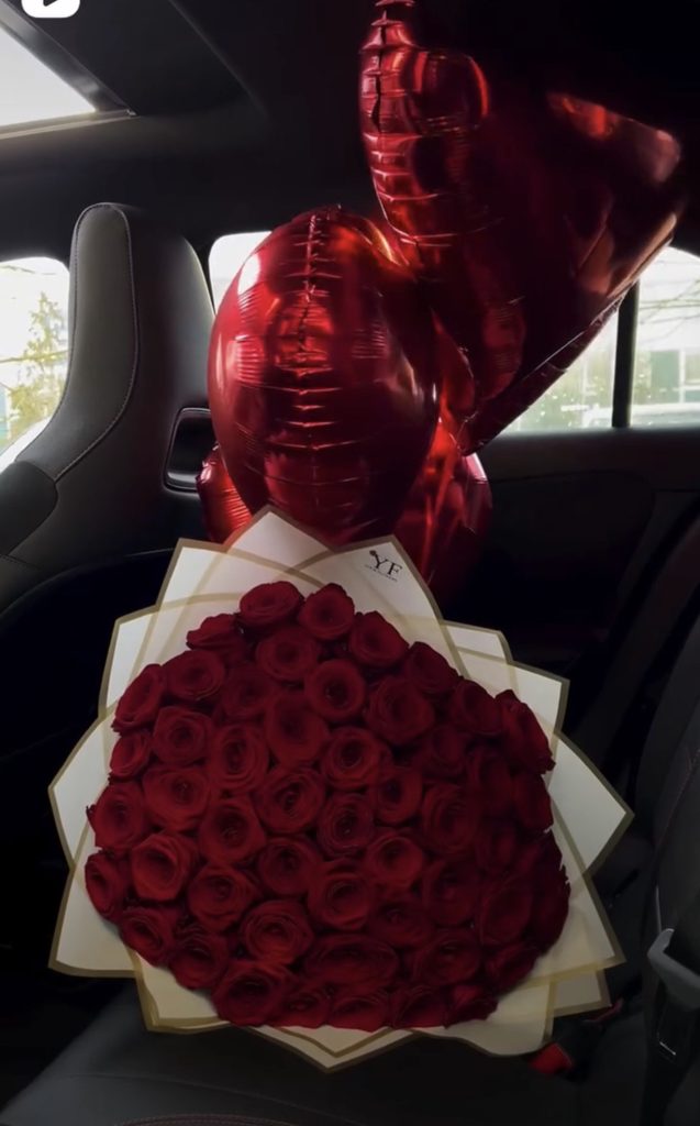 Bouquets de fleurs de 500 roses rouge  avec ballon rouge en plus 