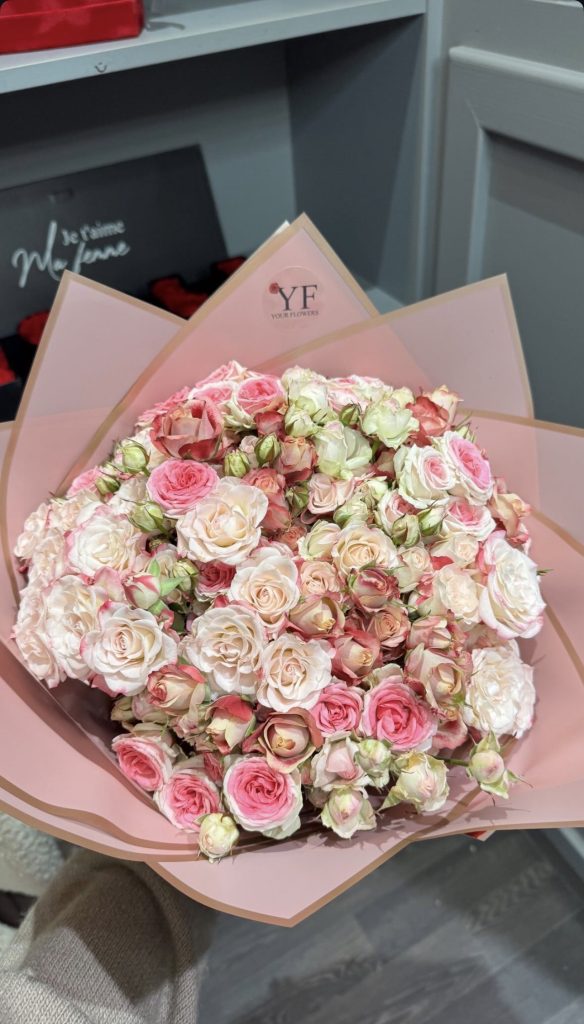 bouquet de rose de fleur rose et blanche